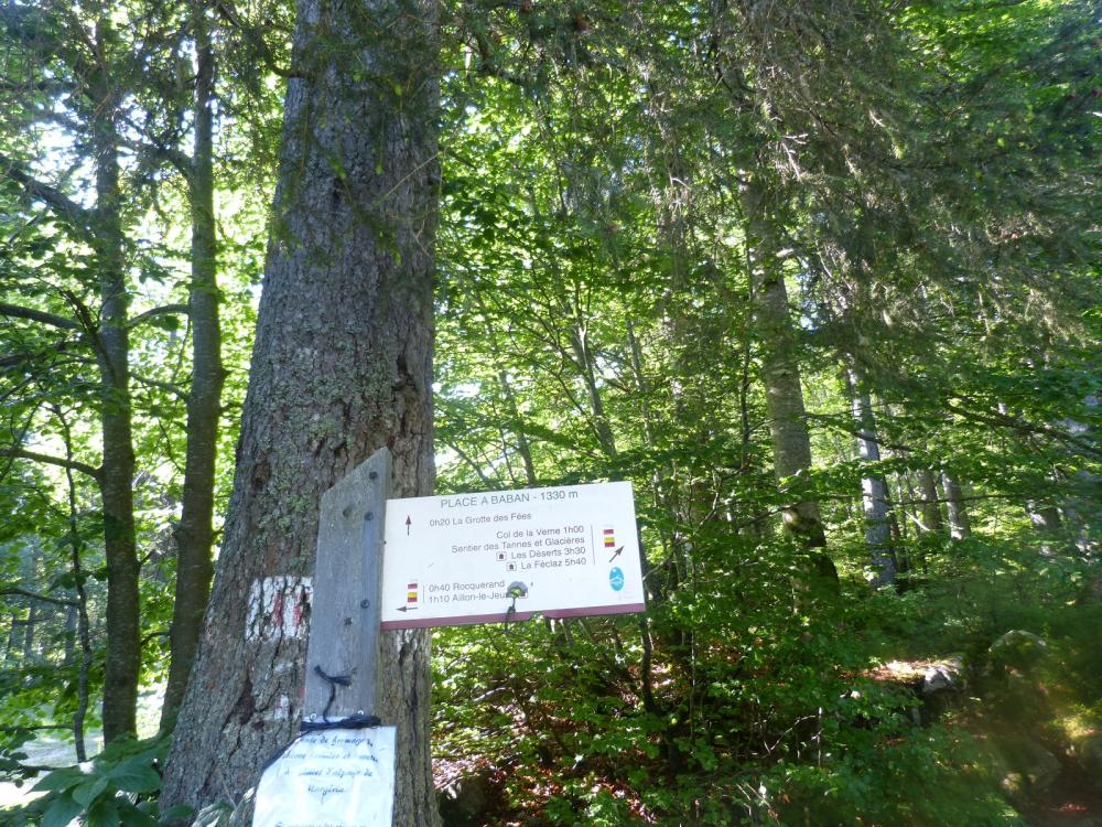 Place à Banban, panneau d' information sur le sentier des tannes et glacières (circuit)