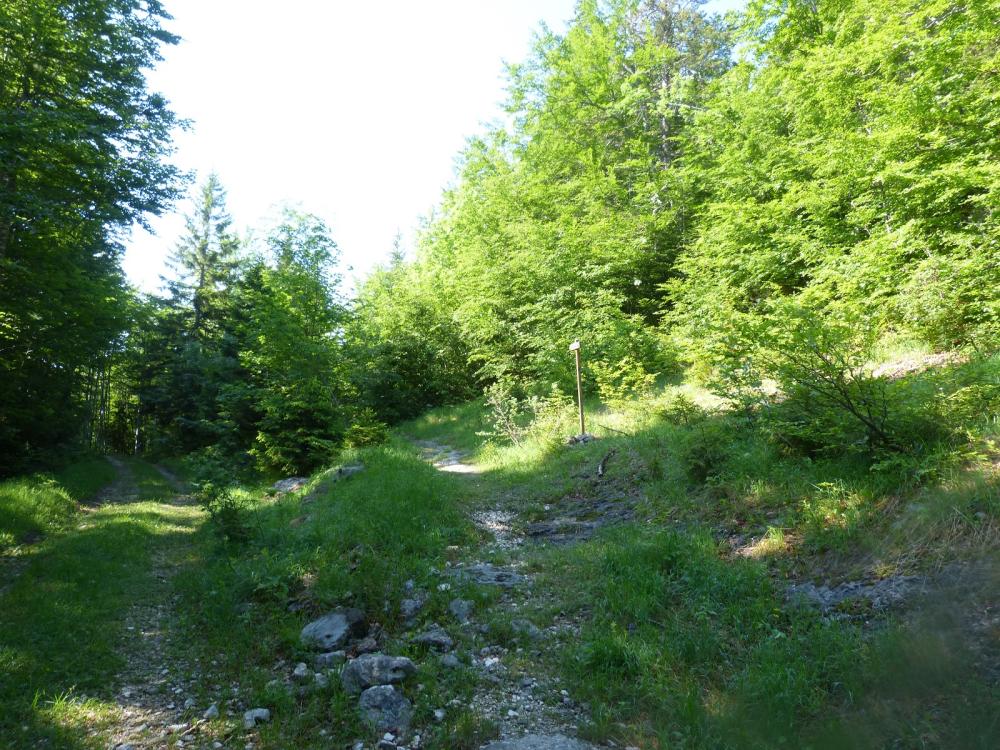 Depuis la place à Banban petite découverte de la grotte des fées