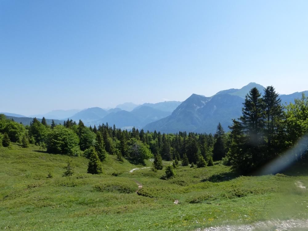 Panorama depuis le grand rafou, on distingue au fond le massif de la Tournette