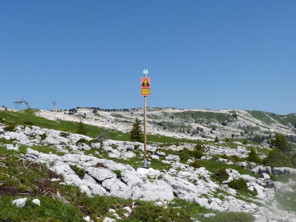 Les panneaux qui signalent la proximité de gouffre (pour les périodes hivernales ...raquettes)