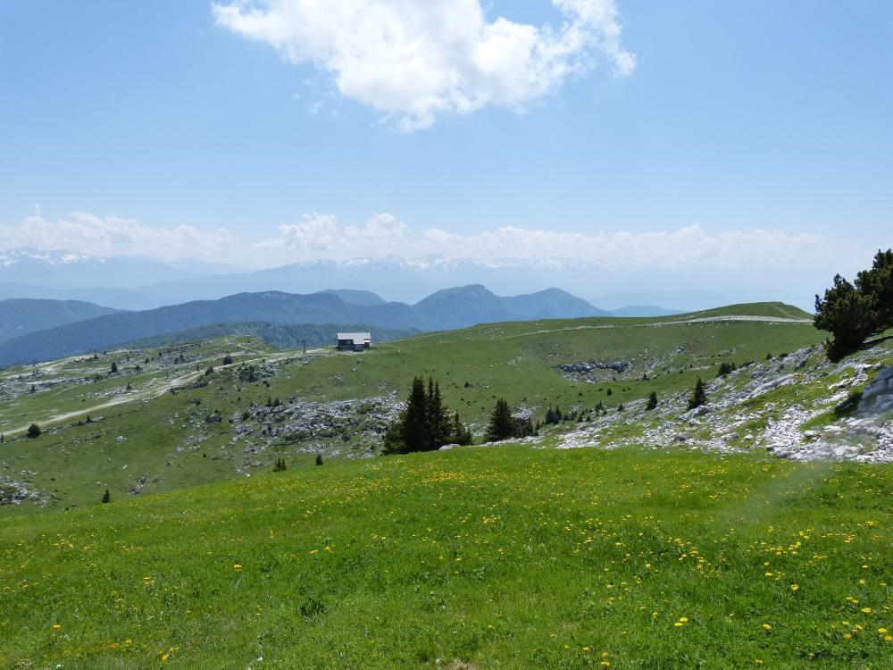 Descente du Margeriaz pour rejoindre le sentier des tannes et des glacières