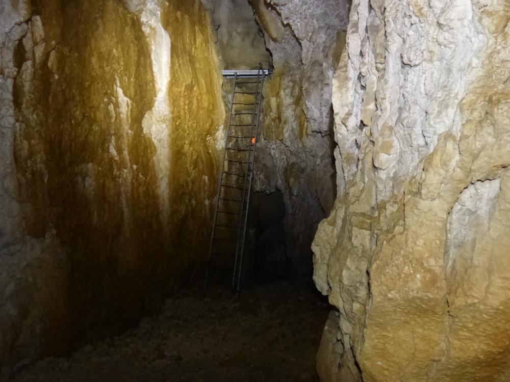 La tanne du névé dans le Margeriaz à depuis Aillon le Jeune