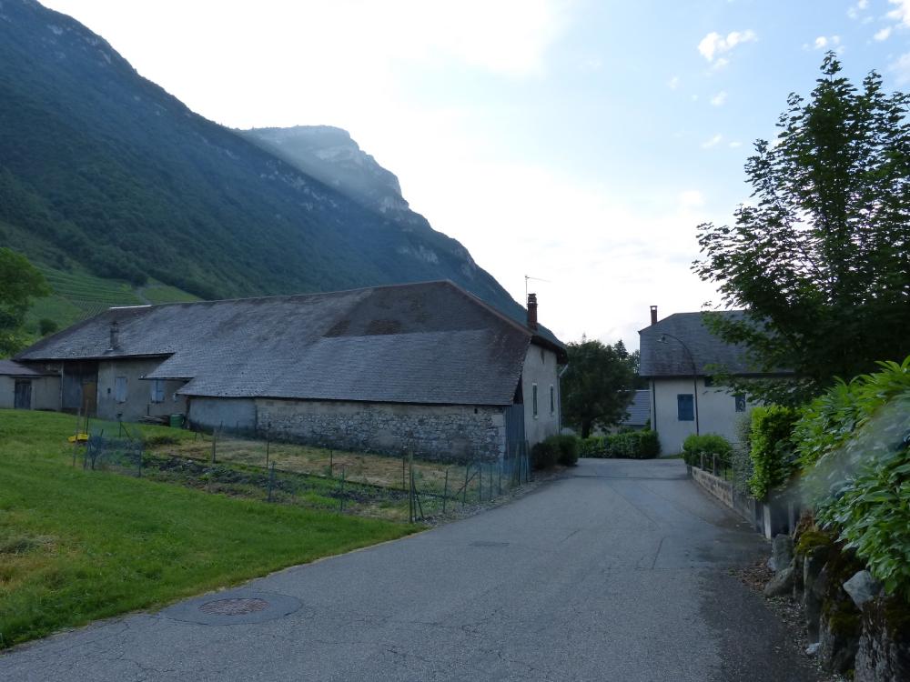 En route pour le village de Chignin, au fond le roc de Tormery