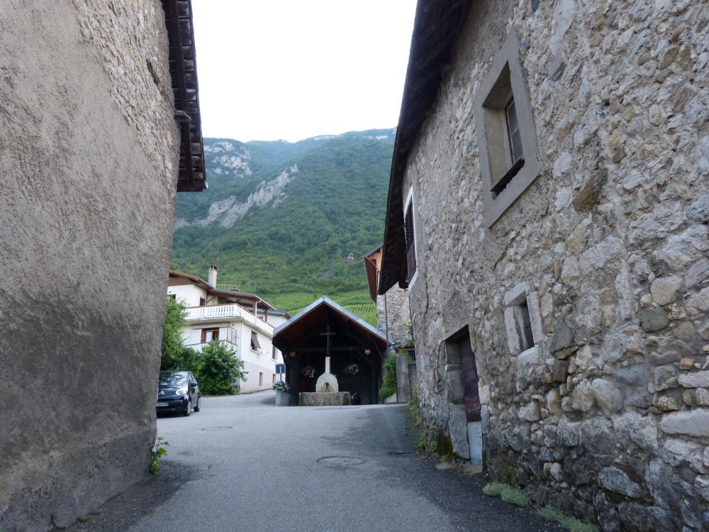 La fontaine qui donne la direction du chemin dans le village de Chignin