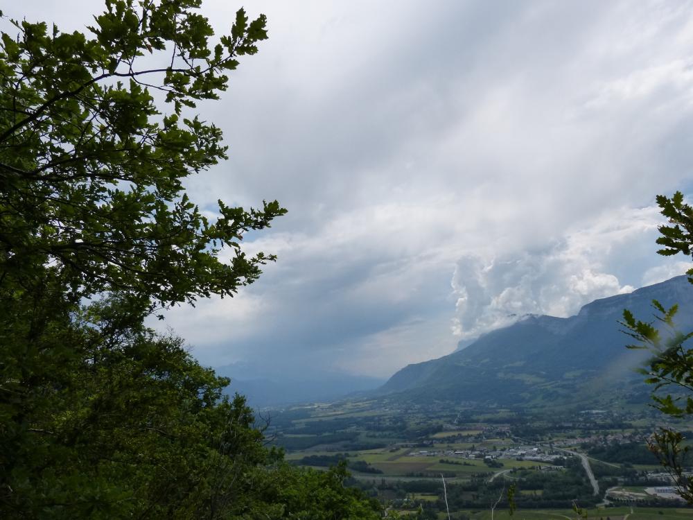 les orages menacent à la fin de la randonnée dans la descente sur Chignin