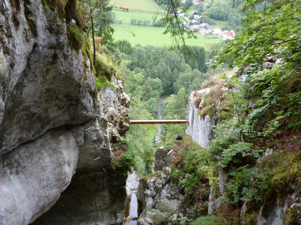 Petite traversée légèrement déversante dans le haut de la via ferrata de la cascade des Nants à bellevaux