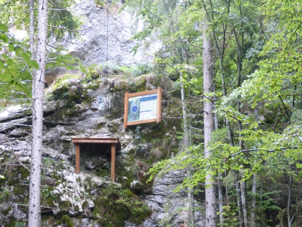 Le départ de la tyrolienne de la via ferrata de Bellevaux