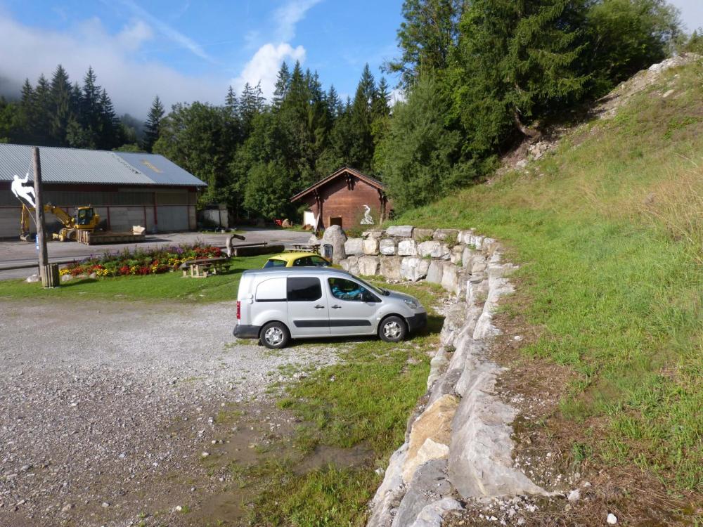 Le parking d' accès de la via ferrata des saix de Miolène à La Chapelle d' Abondance