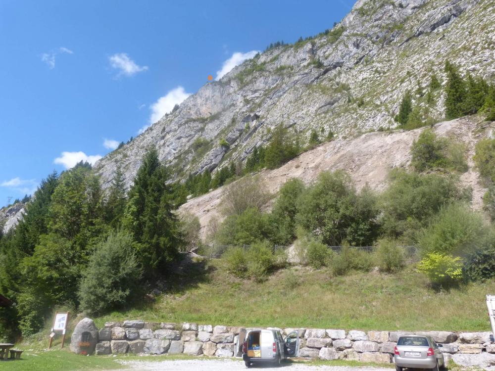 L 'arrivée de la via ferrata des Saix de Moliène vue depuis le parking de la via