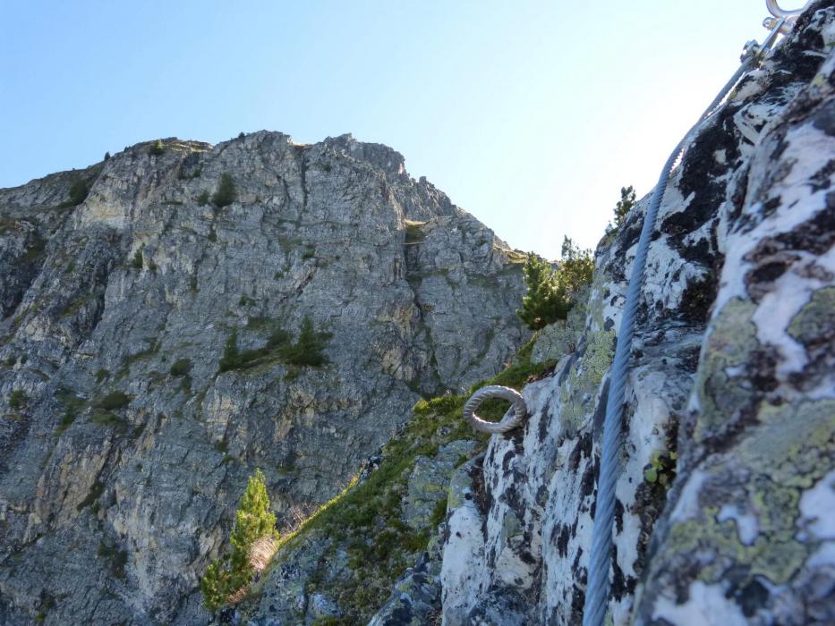 Via des Bourtes,vers le pont népalais, on aperçoit la poutre dans l' éperon suivant