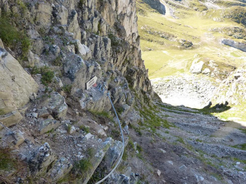 Sentier de descente, sous la passerelle, à la via ferrta des Bourtes en 2015