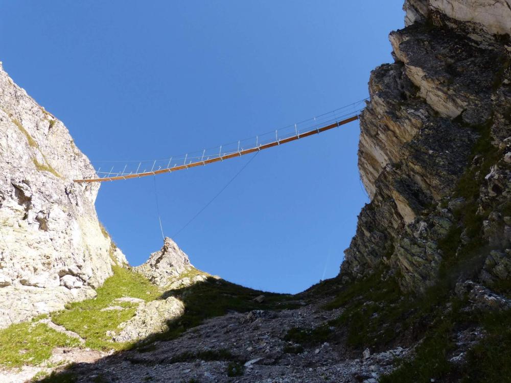 Vue de la passerelle de la via des Bourtes  depuis le sentier de descente