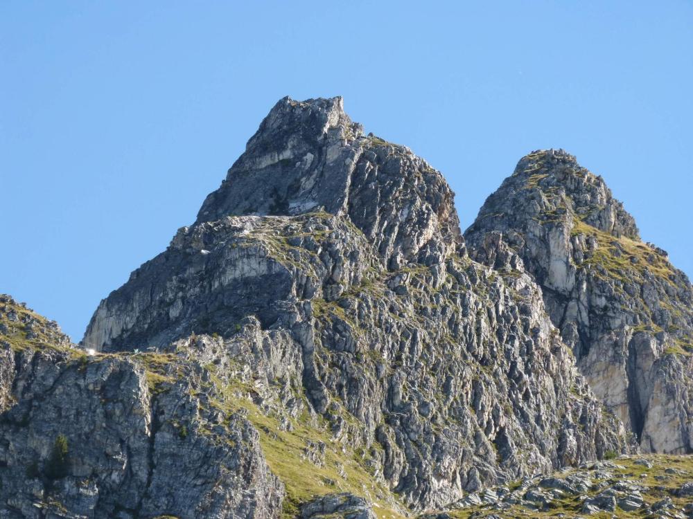 Arrivée en vue sur le plateau précédant le rocher sommital aux Bourtes