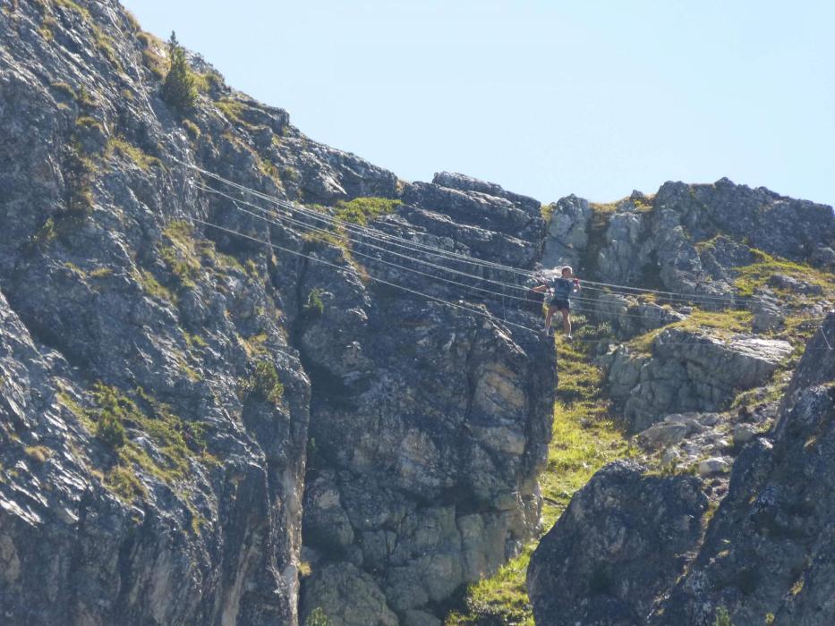 Le pont tibetain de la via ferrata des Bourtes à belle Plagne