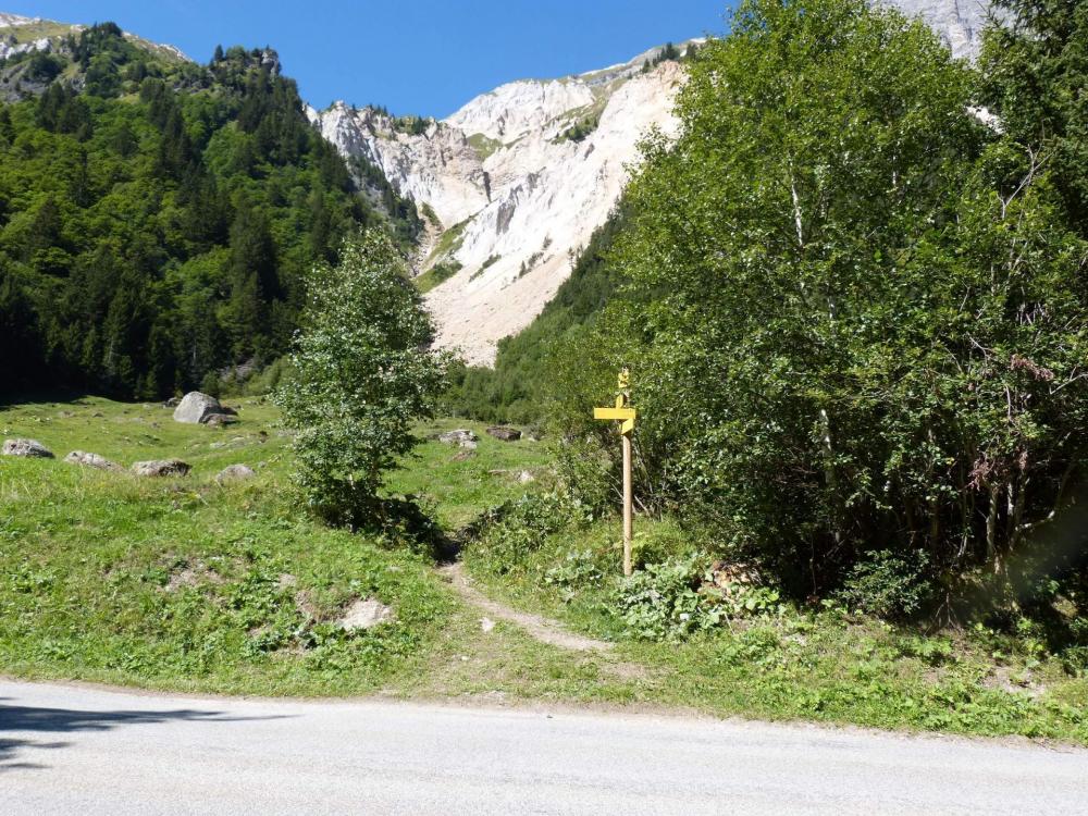 Début du sentier qui monte au col des Saulces à partir des Planes