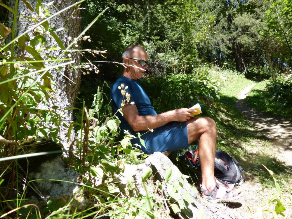 Petite halte avant de sortir de la forêt dans la montée au col des Saulces