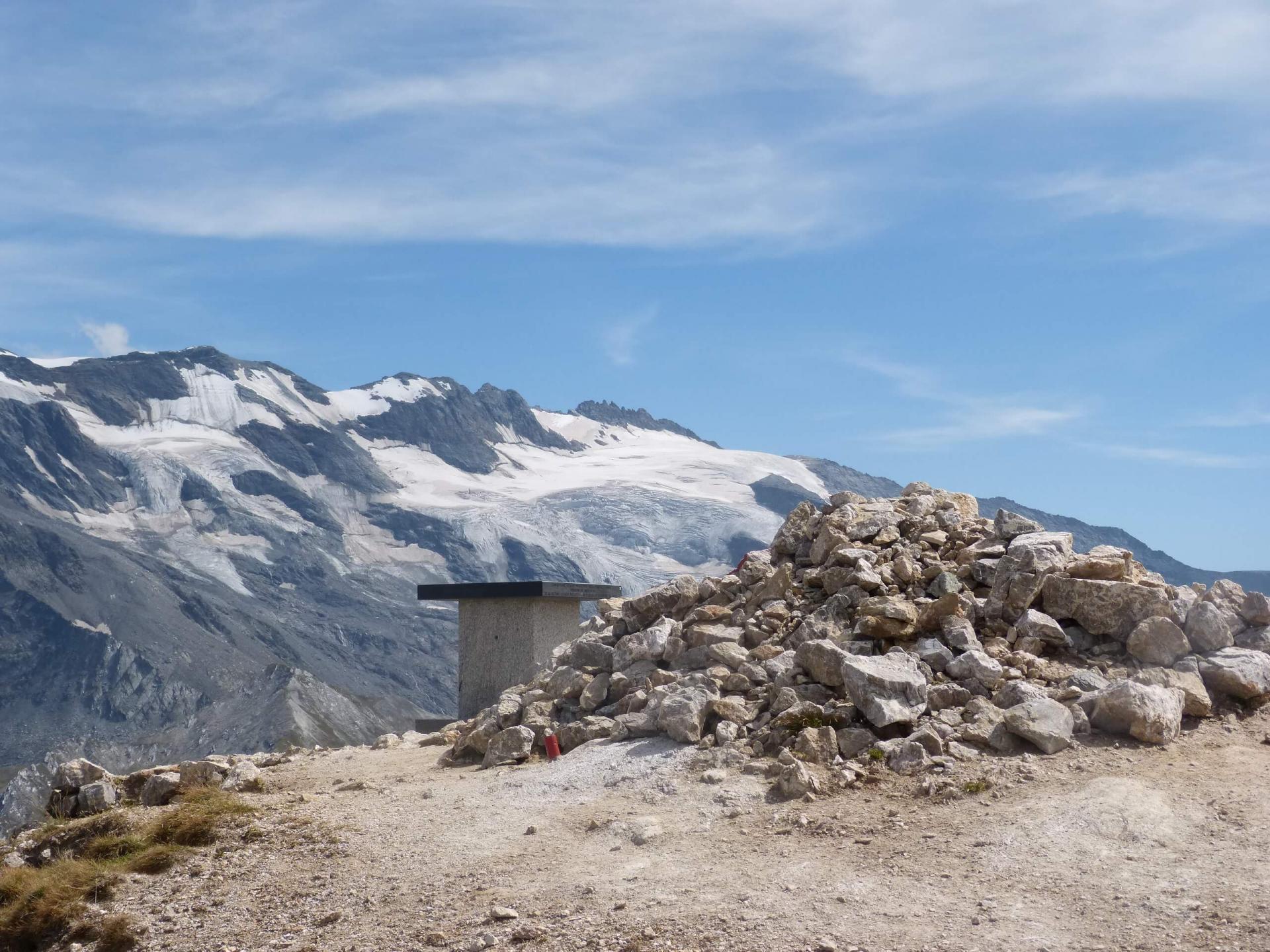 La table d' orientation du Petit Mont Blanc devant les glaciers de la Vanoise