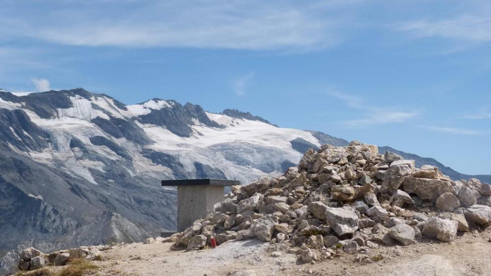 La table d' orientation du Petit Mont Blanc devant les glaciers de la Vanoise
