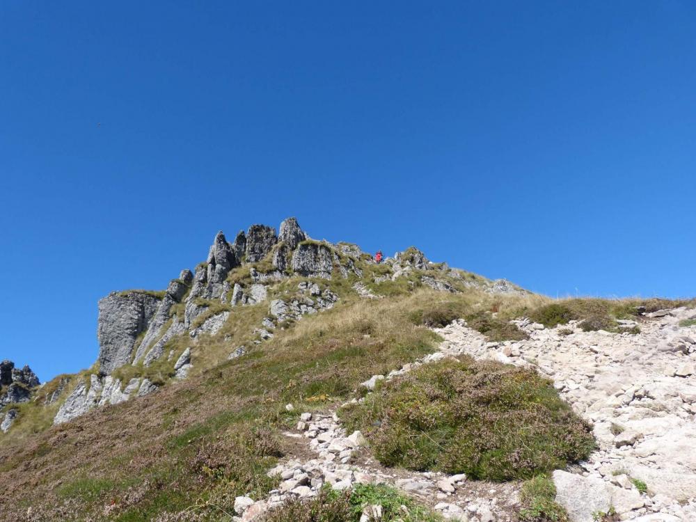 Barre rocheuse à mi pente dans le Puy Mary côté Brêche de Rolland