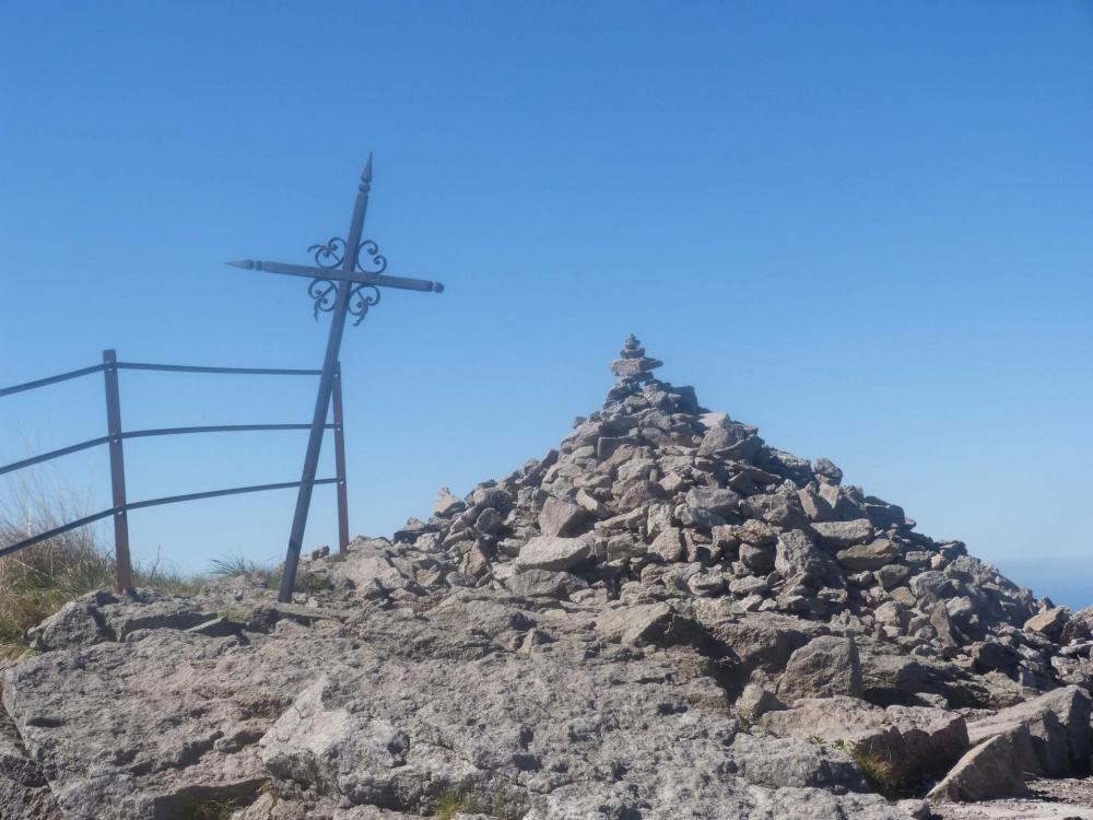 Le Puy Mary, son cairn, sa croix !