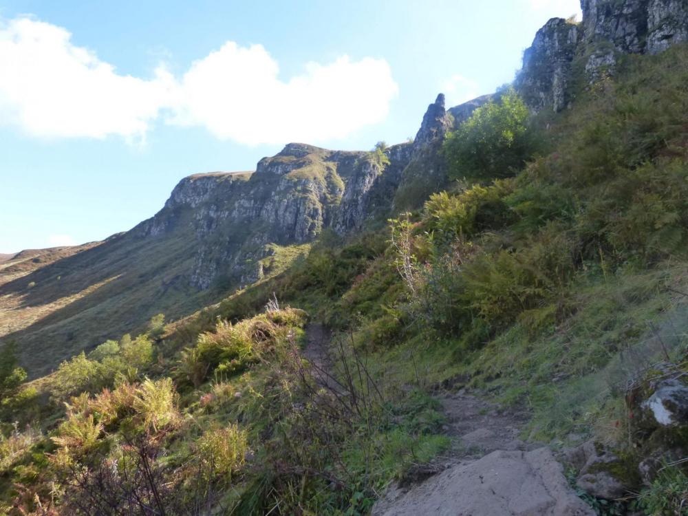 Du col d' Eylac, le sentier remonte sous la Brêche Rolland pour rejoindre le GR de l' aller juste au pied du Puy de Peyre Arse
