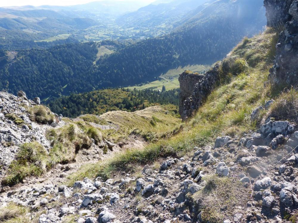 Descente depuis le rocher du bec de l' Aigle vers Font d' Alagnon