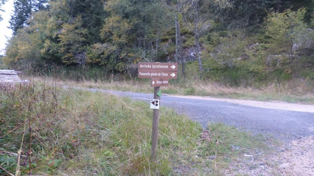 Le Chemin rejoint la route que l' on suit à droite jusque l' arrivée de la tyrolienne