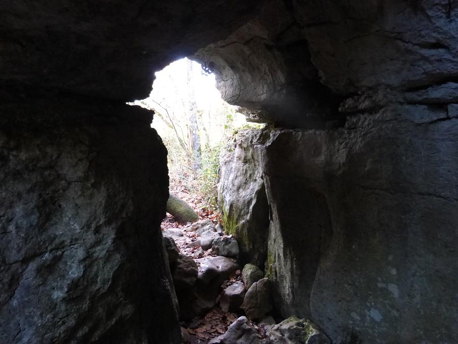 Une des nombreuses cavités du circuit de la Vierge dans le bois de Païolive