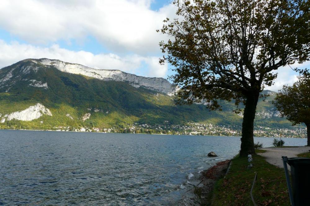 lac d' Annecy, piste cyclable à l' approche d' Annecy