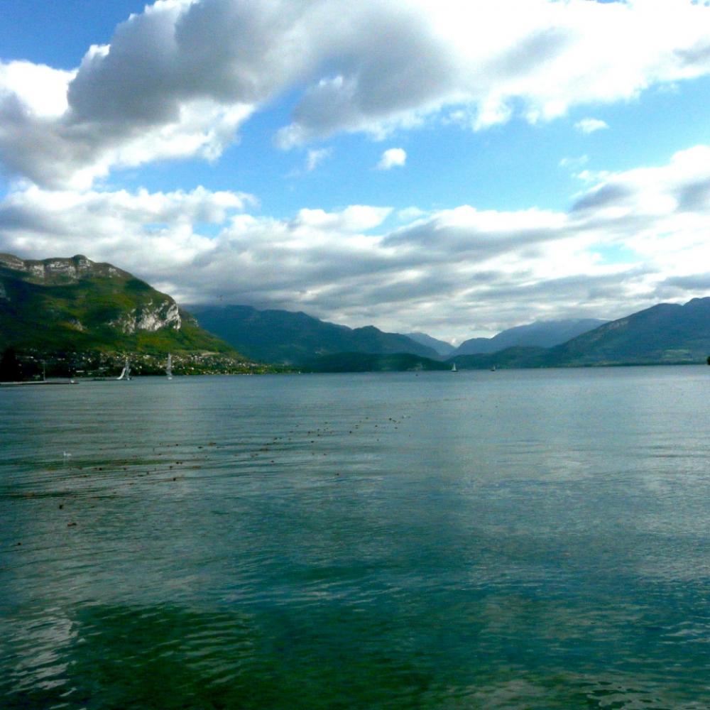 Lumière particulière sur le lac depuis Annecy