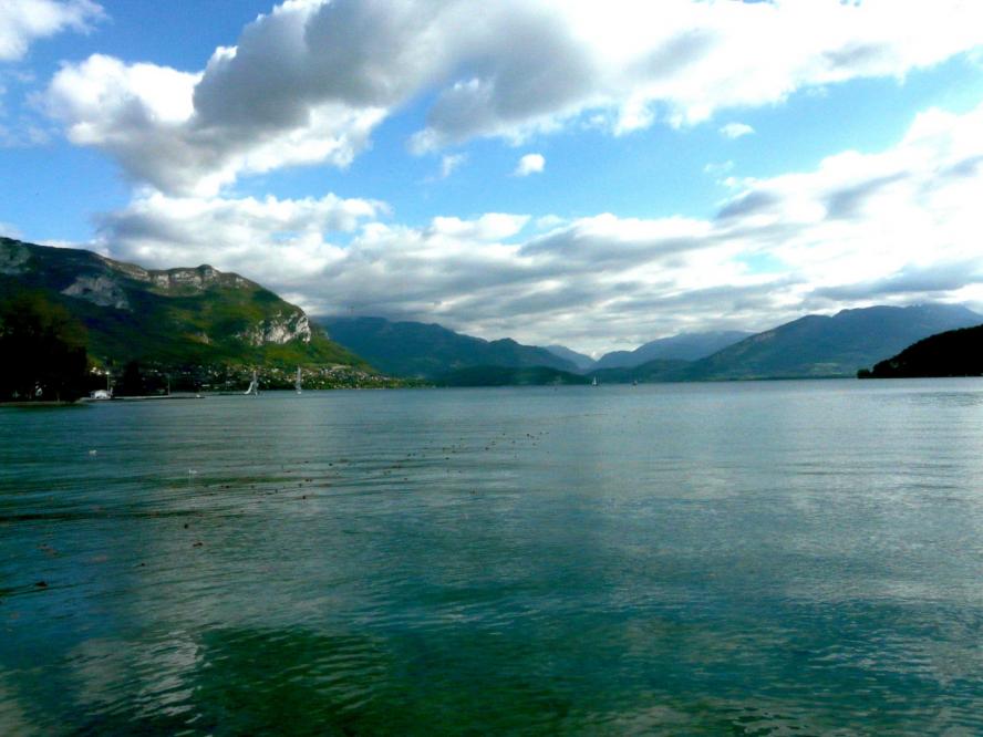 Lumière particulière sur le lac depuis Annecy
