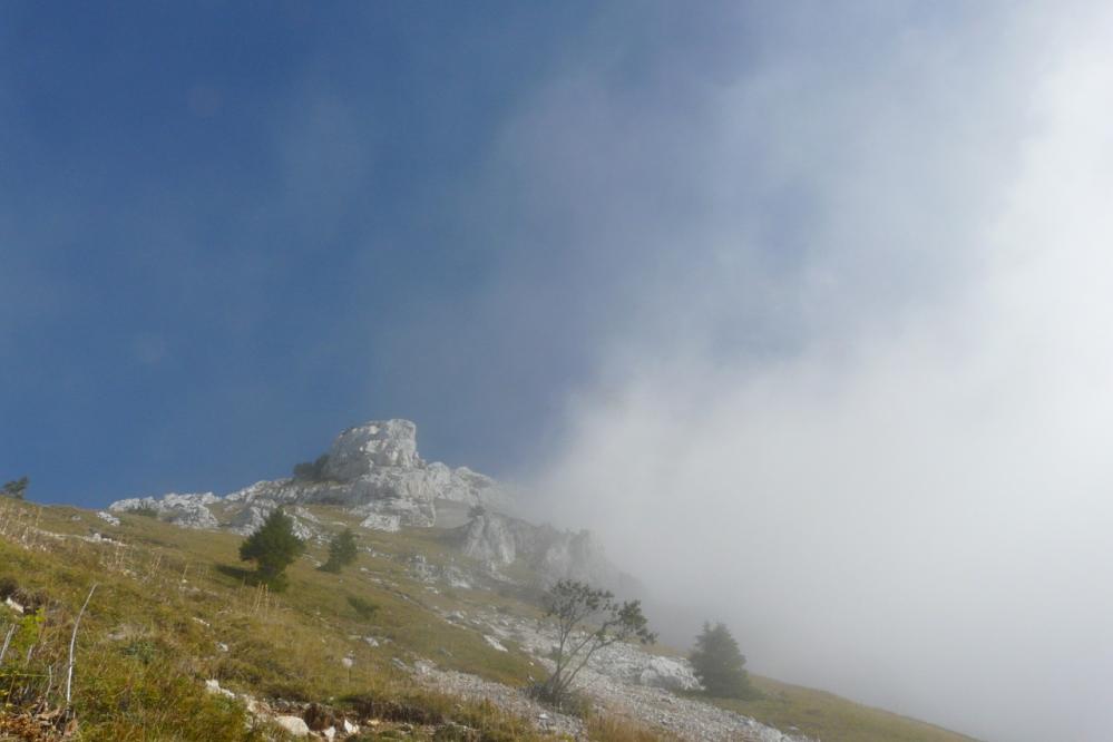 les rochers supérieurs de la Tournette surgissent du nuage !