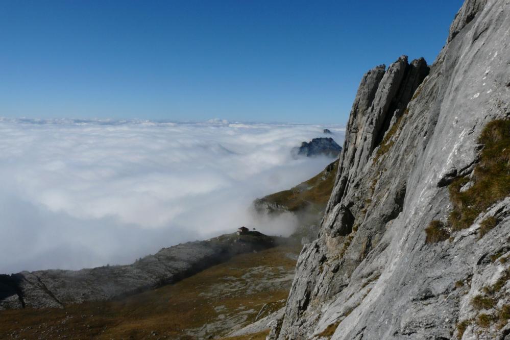 en bas le refuge Caf, sorties des nuages, les dents de Lanfon !