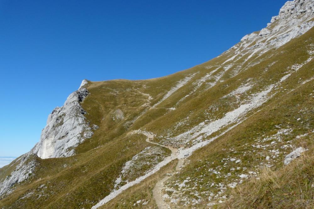 le chemin d' accès au col du Varo