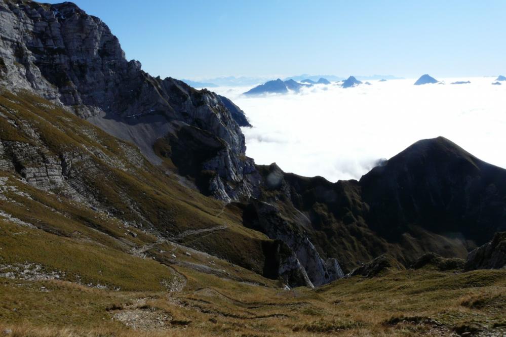 au col du Varo vue sur le chemin de montée et les bauges