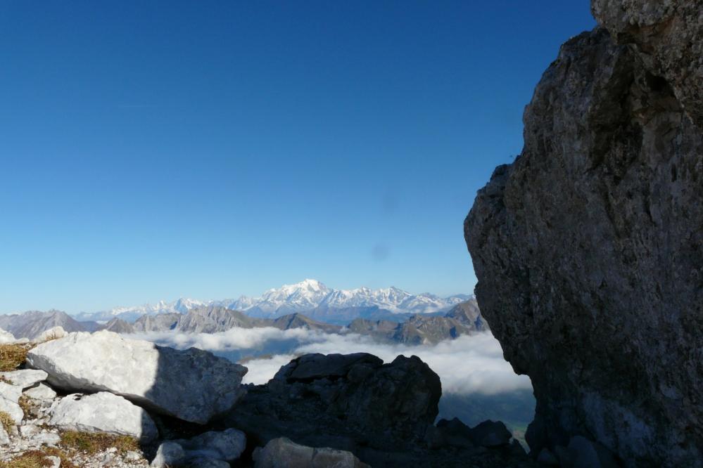 ..le tout sous l' oeil lointain du mont blanc !