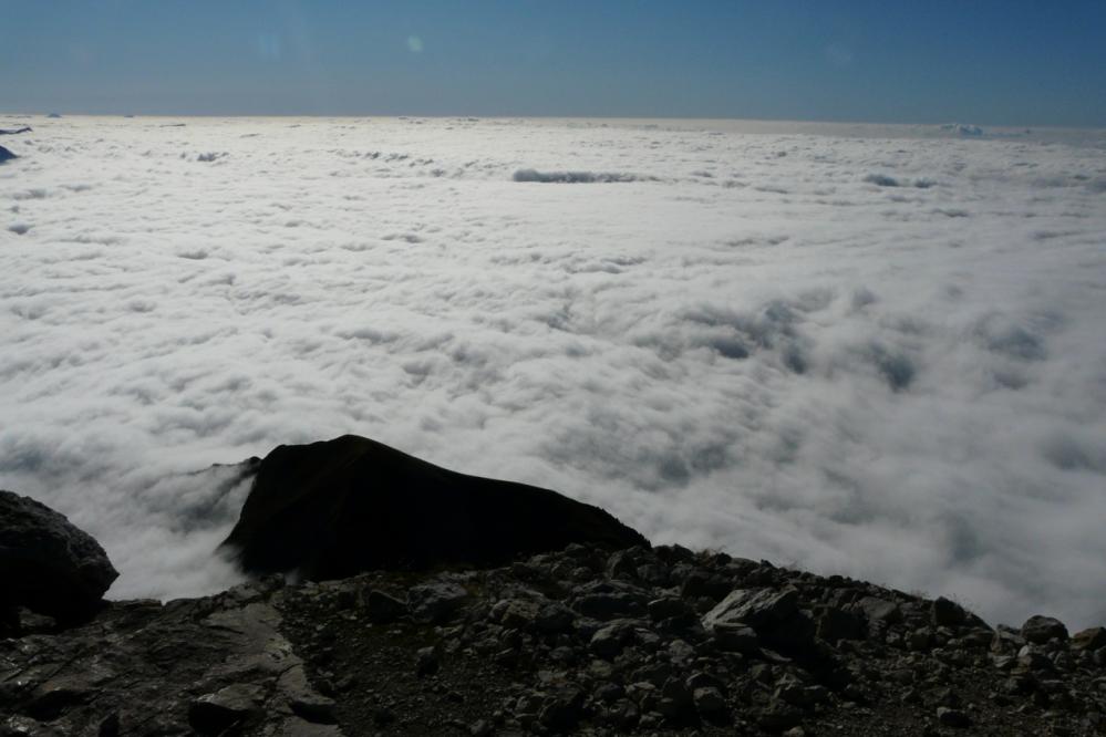 Splendide mer de nuages depuis le sommet de la Tournette