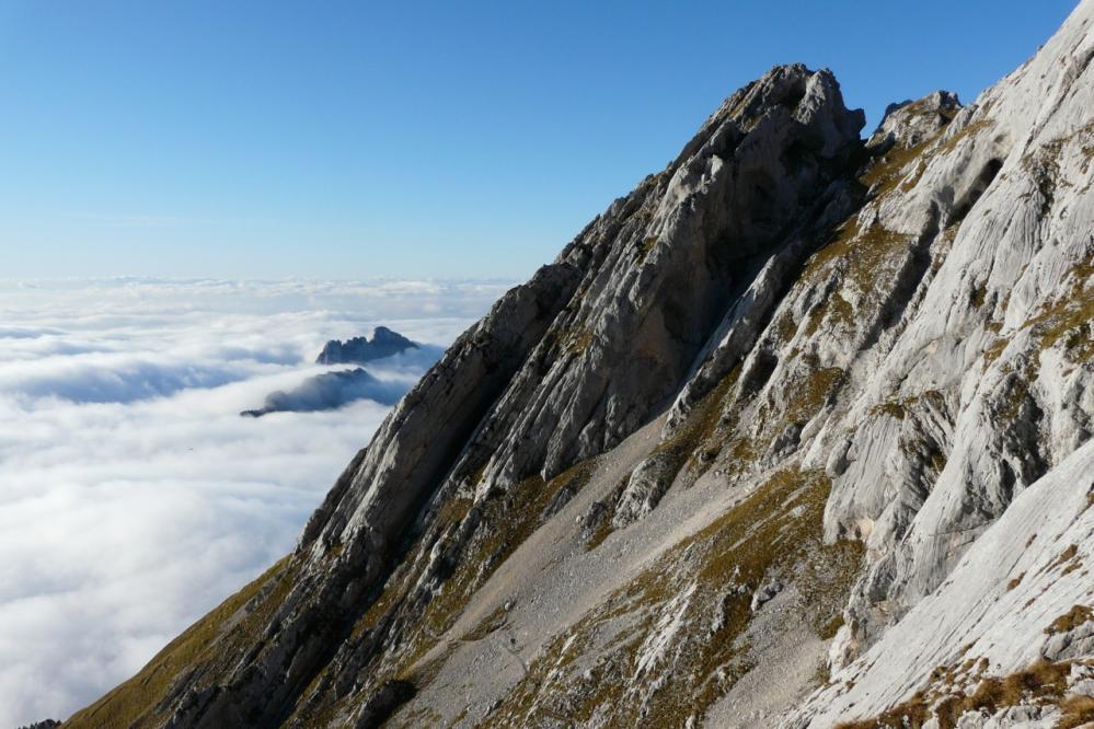 au delà du couloir, le passage escarpé de la variante de montée à la Tournette