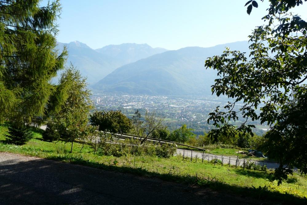 belle vue sur Albertville en montant les premières pentes du col de Tamié