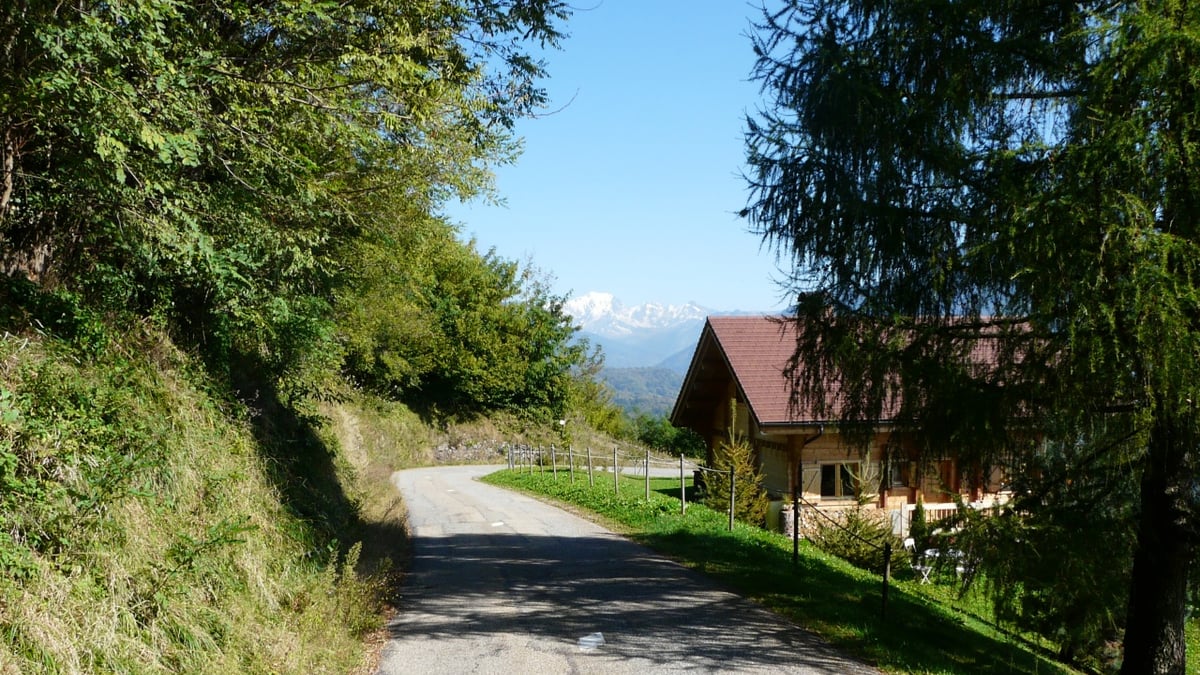 la montée du col deTamié,au loin le Mont blanc.