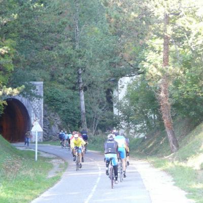 il y a du monde sur la piste à hauteur du tunnel de Duingt.