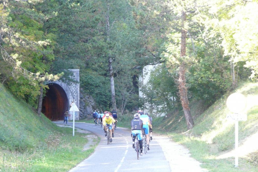 il y a du monde sur la piste à hauteur du tunnel de Duingt.