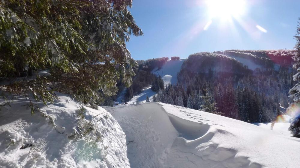 Passage dans les amas de neige à l' approche du télé ski des Goulets