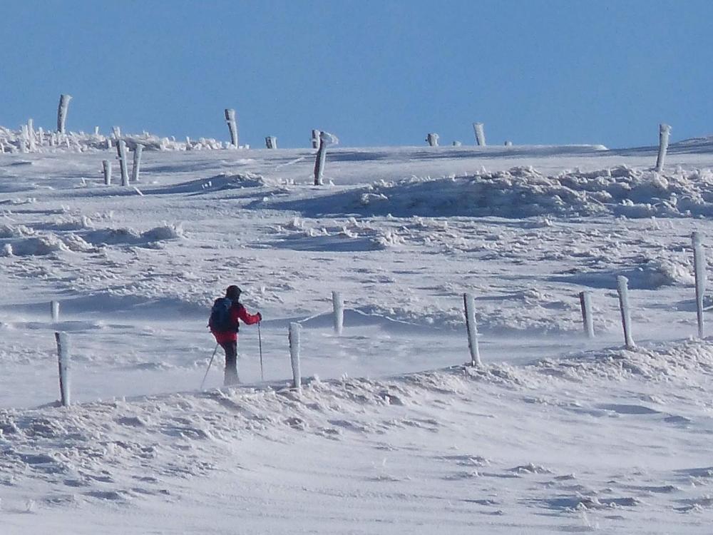 La montée est tranquille, mais la neige est croutée sous l' effet du vent , qui souffle assez fort !