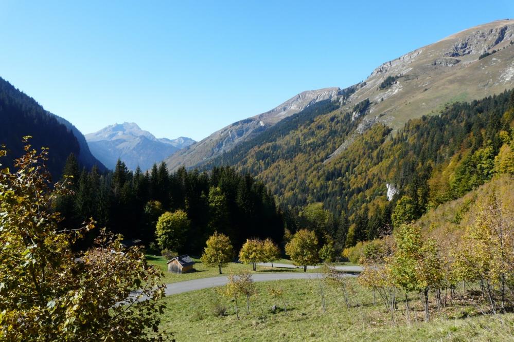 les lacets du col de la Joux verte au dessus des lindarets