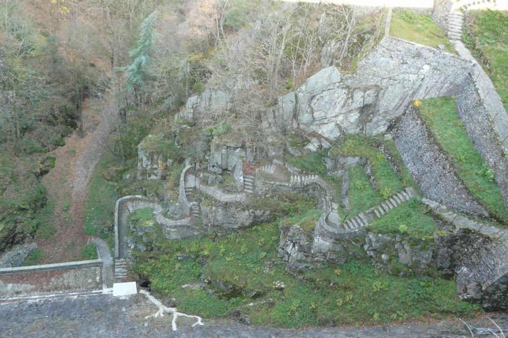 Superbe aperçu de l'escalier de montée au barrage