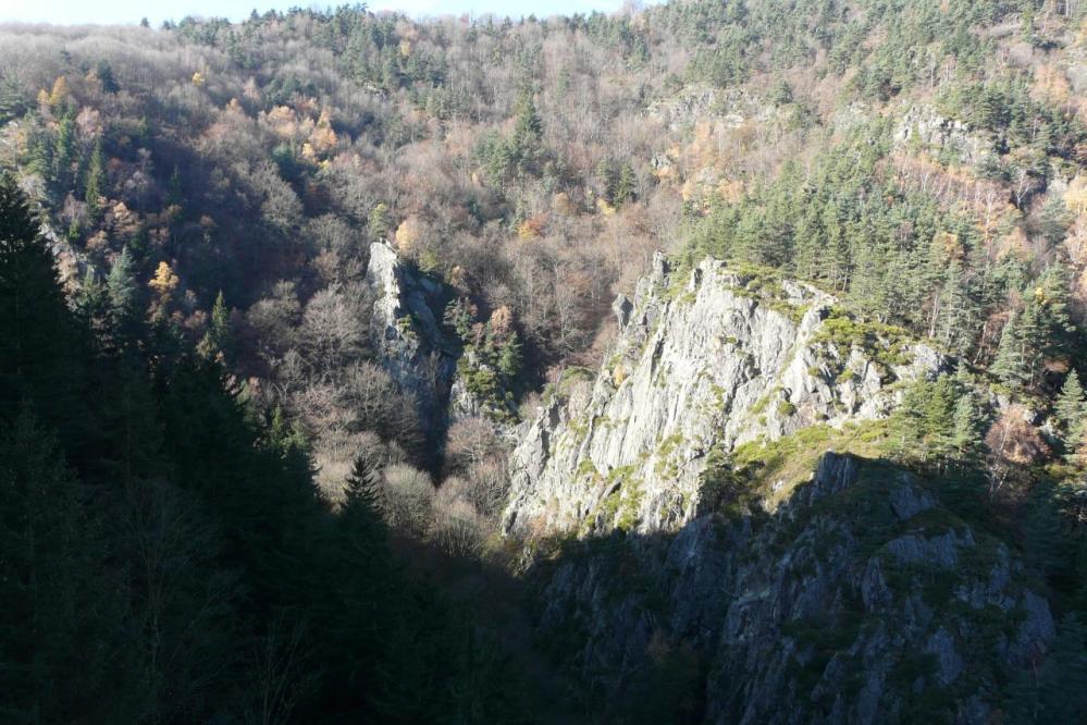 le site de la via ferrata de Planfoy vu depuis le barrage