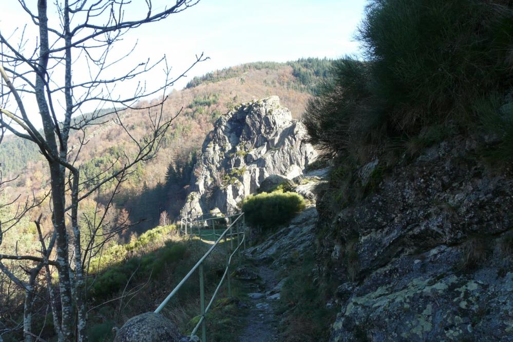 un aperçu du sentier en balcon qui s' accède depuis le barrage