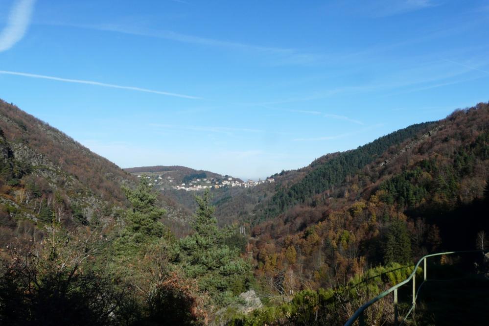 le village de Rochetaillée vu depuis le barrage de Planfoy