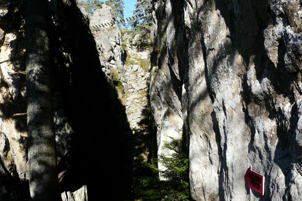 Faille qui mène au mur des Grailles à la via des Juscles